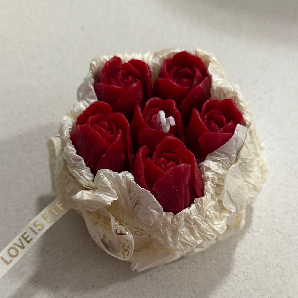 New in Box Red Rose Bouquet Candle